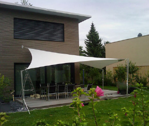 Sonnensegel Rollbar für eine Gartenterasse eines Einfamilienhaus