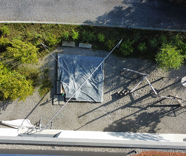 Kindergartenspielplatz mit einem Rollbarem Sonnensegel