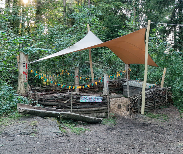 Massgefertigtes Sonnensegel spendet Schatten auf Wald-Spielplatz